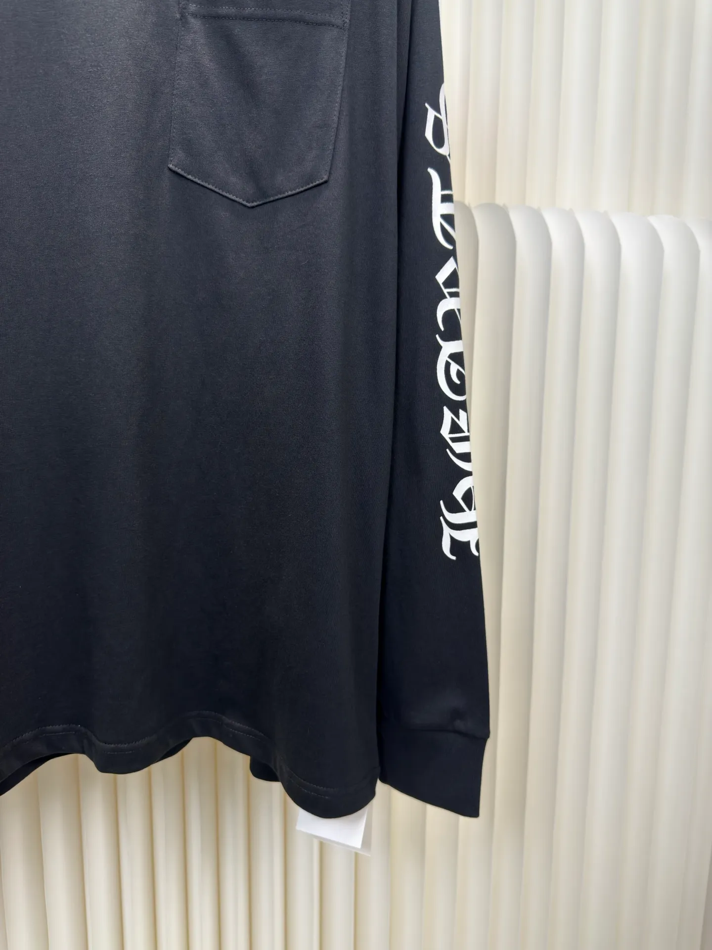 P290 Chrome Hear Sanskrit collar long sleeves. The fabric is made of 26 weave 200 grams cotton. The printing is ink printing. Customized accessories. Size S M L